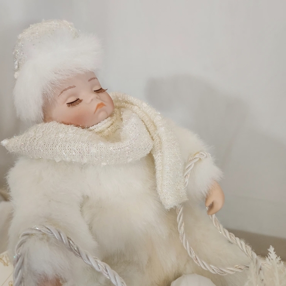 New Winter Baby in Sleigh From the Heritage Signature Collection - Picture 8 of 16